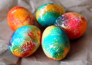 Mutlu Paskalyalar. Ambalaj kağıdına yumurta boyanmış geleneksel tatil posteri..