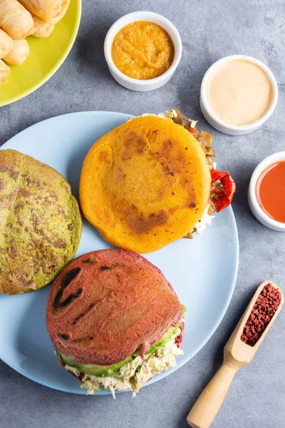 Ben con arepas de gustos varios y opciones veganas