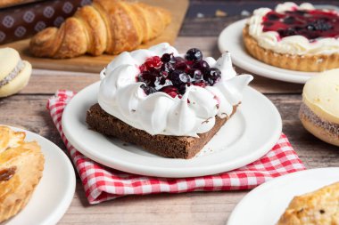 Ben de Panaderia con tortas dulces