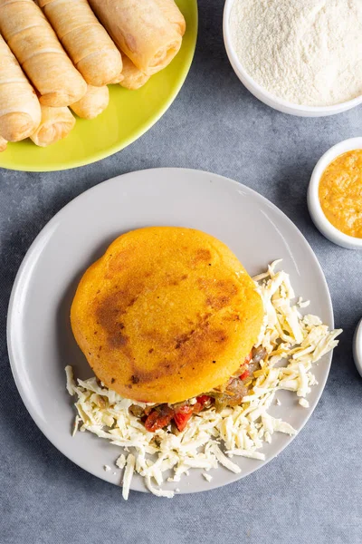 arepas venezolanas de carne queso y pollo