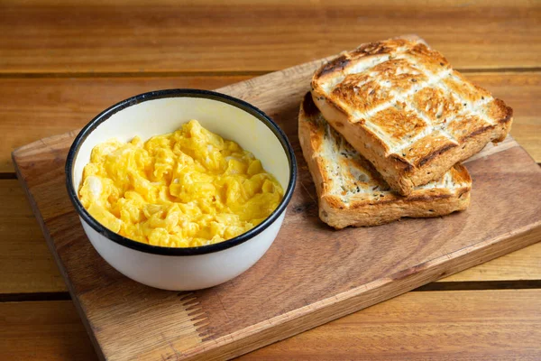 İşe yarar bir iş, huevos ve pan tostado.