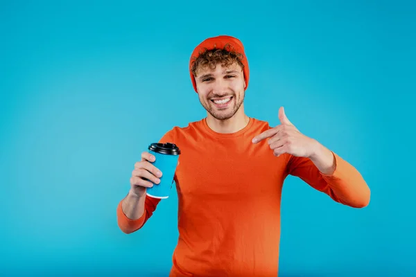 Yound Aantrekkelijke Vrolijke Man Met Oranje Hoed Shirt Houdt Papieren — Stockfoto