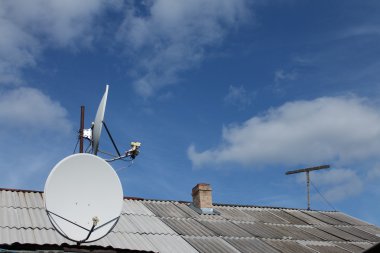 Çatıda bir uydu çanağı