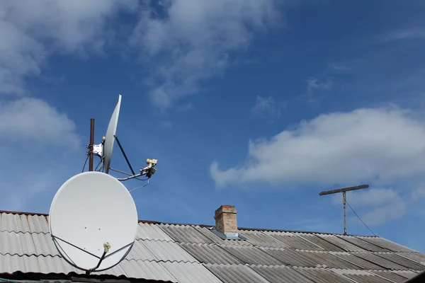 Uma antena parabólica no telhado — Fotografia de Stock
