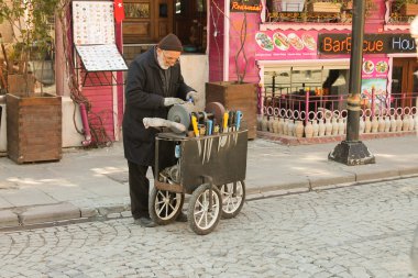 adam istanbul'da sokakta bıçak keskinleştirir.