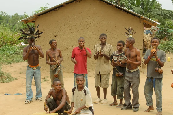 Поселенцями Уганди танці в селі. — стокове фото