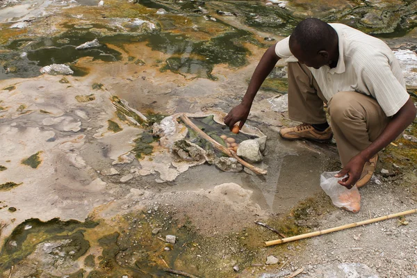 Hombre africano preparando el almuerzo . — Foto de Stock