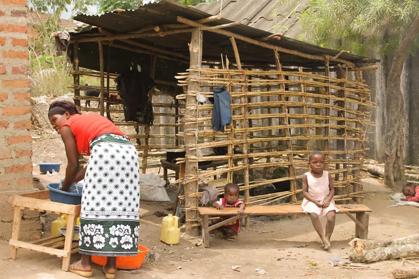 Afrikalı kadın ve çocukları.