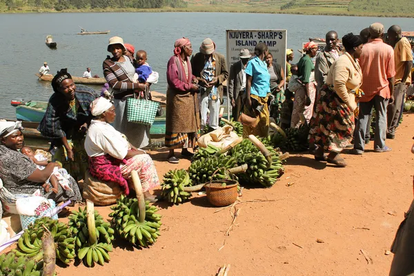 Afrikaanse vrouwen verkopen van bananen op de markt. — Stockfoto