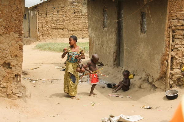 Woman pygmy with childrens. — Stock Photo, Image