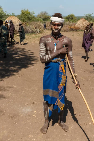 Omo Valley Mursi Village エチオピア 2013年12月07日 Mursi部族の若い男 アフリカ人部族ムルシの男が肖像画 マゴ国立公園のポーズ — ストック写真