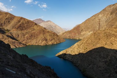 Naryn Nehri, güzel dağ nehri, Kırgızistan.