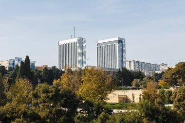 Bakü, Azerbaycan - 13 Kasım 2019: Azerbaycan Ulusal Meclisi binası. Bakü 'deki parlamento binasının dışı..