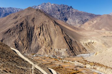 Kali Gandaki nehrinin manzarası ve Kagbeni köyünün çevresi. Mustang Bölgesi, Nepal