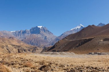 Yakwakang ve Khatungkang dağları. Thorung La Pass. Kagbeni köyünden görüntü. Mustang Bölgesi, Nepal