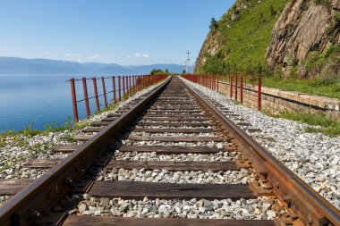 Baykal Demiryolu Sirki. Baykal Gölü kıyısında raylar.