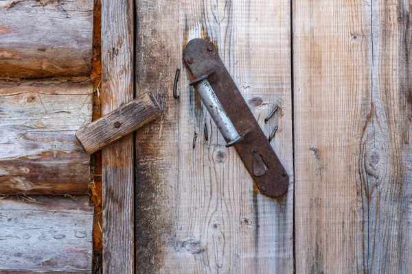 Punho Ferro Uma Parede Madeira Porta Está Fechada Com Uma — Fotografia de Stock