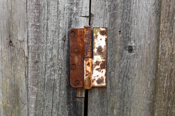 Dobradiça Porta Metal Enferrujado Velho Dobradiça Porta Uma Porta Madeira — Fotografia de Stock