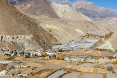 Kagbeni köyü ve Kali Gandaki nehri. Mustang Bölgesi, Nepal