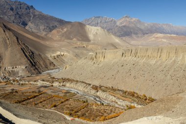 Jhong Khola Nehri. Kagbeni köyü yakınlarındaki nehir manzarası. Mustang Bölgesi, Nepal