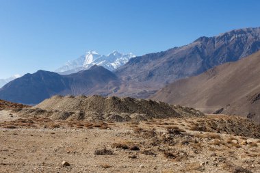 Dhaulagiri ve Tukuche Tepesi. Kagbeni Muktinath yolundan dağ manzarası. Mustang Bölgesi, Nepal