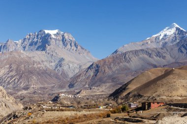 Yakwakang ve Khatungkang dağları. Thorung La Pass. Kagbeni köyünden görüntü. Mustang Bölgesi, Nepal