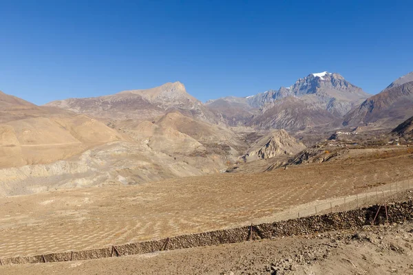 Yakwakang Dağı. Jhong Khola Vadisi manzarası. Mustang Bölgesi, Nepal