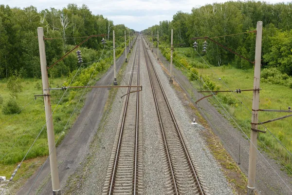 横贯西伯利亚铁路空无一人的电气化铁路从桥到铁轨的视野 — 图库照片