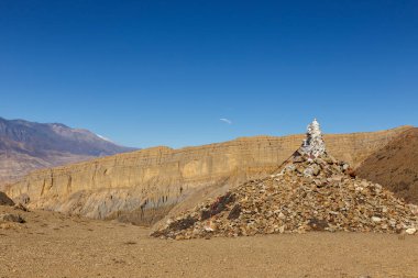Gyu La Pass Himalayalar 'da. Dağ geçidinde geleneksel taş yığını. Mustang, Nepal.