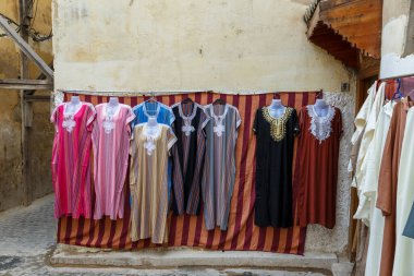 Fez, Fas - 12 Ekim 2015: Fez 'de bir çarşıda çok renkli kıyafetler. Medine 'de dar bir sokakta ulusal elbise.