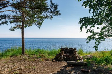 Baykal Gölü kıyısında dinlenme yeri. Kamp ateşi olan dinlenme yeri.