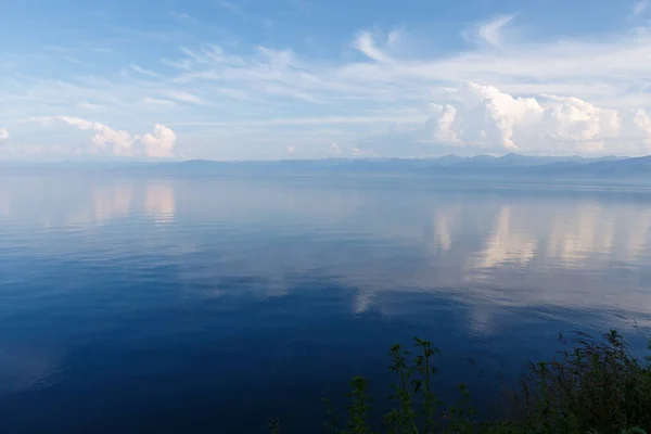 Озеро Байкал Увечері Вода Чудові Білі Хмари Хмари Відбиваються Воді — стокове фото