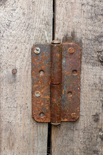 Dobradiça Porta Metal Enferrujado Dobradiça Porta Uma Parede Madeira — Fotografia de Stock