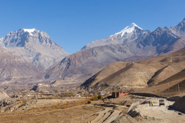 Yakwakang ve Khatungkang dağları. Thorung La Pass. Kagbeni köyünden görüntü. Mustang Bölgesi, Nepal