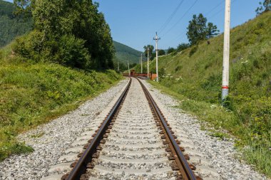 Circum-Baykal Demiryolu. Angasolskaya İstasyonu 'nun önündeki demiryolu. Baykal Gölü, Rusya