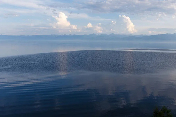 Lake Baikal Avond Water Prachtige Witte Wolken Rimpels Het Wateroppervlak — Stockfoto