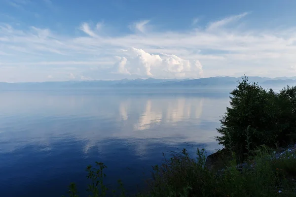 Lac Baïkal dans la soirée — Photo