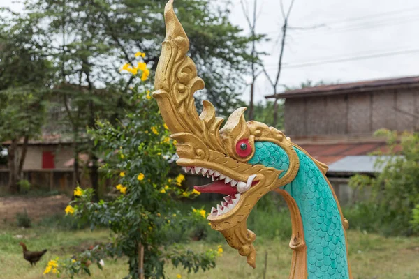 潘朴通 老挝万象县 2018年12月9日 潘朴通村佛寺内的Naga头像 — 图库照片