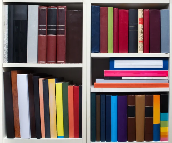 Libros en un estante blanco — Foto de Stock