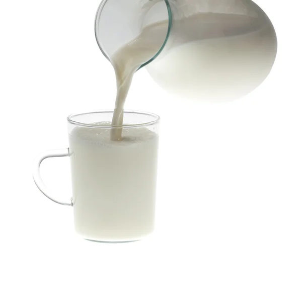 Derramando leite de um jarro — Fotografia de Stock