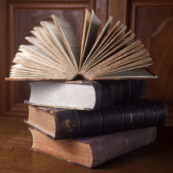 Stapel oude boeken — Stockfoto