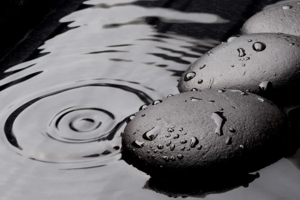 Pietre zen su sfondo bagnato — Foto Stock