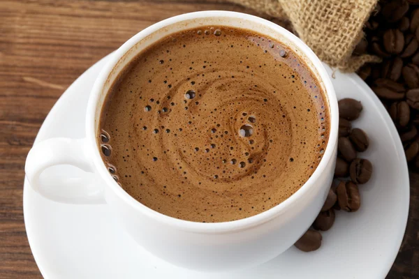 Taza de café blanco sobre fondo de madera —  Fotos de Stock