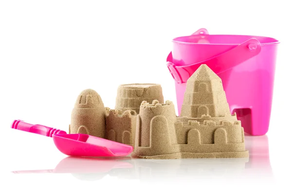 Sandcastle sahilde beyaz bitti izole — Stok fotoğraf