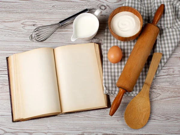 Conceito de cozinha. Ingredientes e ferramentas de cozinha com o velho blan — Fotografia de Stock