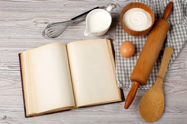 Conceito de cozinha. Ingredientes e ferramentas de cozinha com o velho blan — Fotografia de Stock