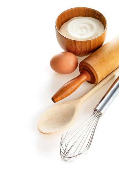 Ingrédients et outils de cuisine sur fond blanc. — Photo