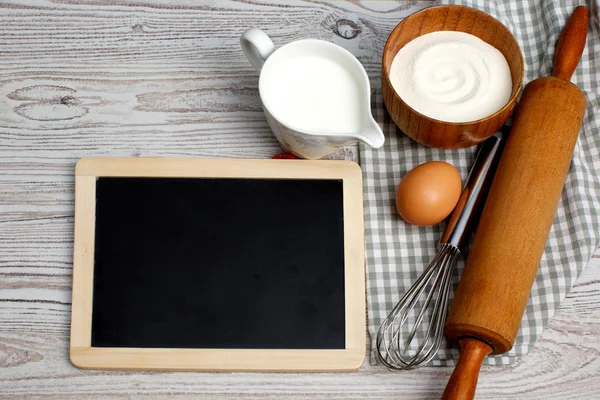 Conceito de cozinha. Ingredientes e utensílios de cozinha — Fotografia de Stock