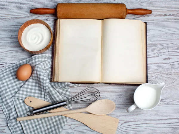 Concepto de cocina. Ingredientes y utensilios de cocina con el viejo blan —  Fotos de Stock