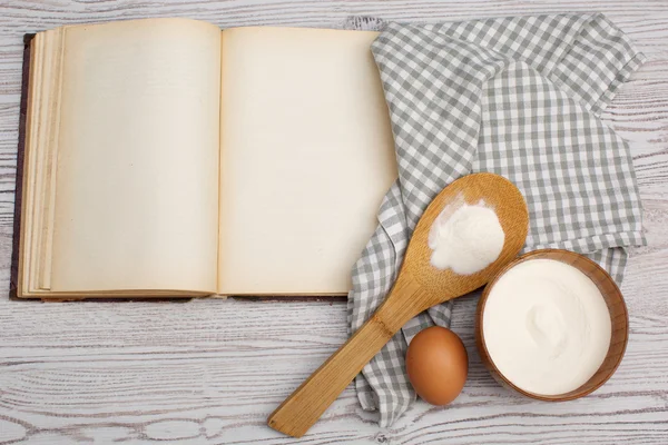 Concepto de cocina. Ingredientes y utensilios de cocina con el viejo blan —  Fotos de Stock